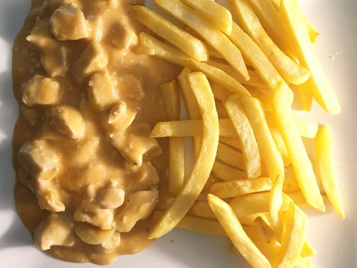Poulet en sauce – Frites