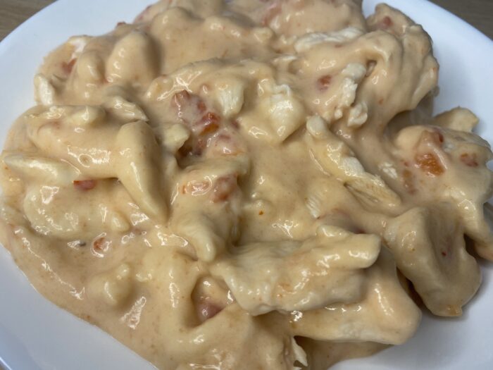 Poulet en sauce tomate et crème